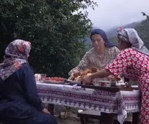 غذای خوش پخت دهاتی؛ طبخ بره کامل لای پلو با گوجه فرنگی عجب رخ دلبرونه ای داره 