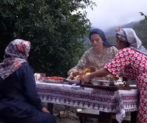 غذای خوش پخت دهاتی؛ طبخ بره کامل لای پلو با گوجه فرنگی عجب رخ دلبرونه ای داره 