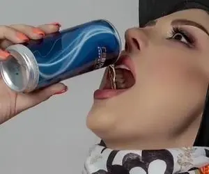 دختره نوشابه رو روی بدنش خالی کرد | ویدیو