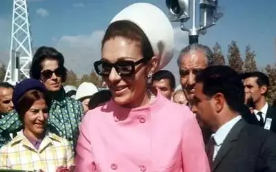 سفر به ایام قدیم سال 1337؛ فرح دیبا سوار بر موتور و مضحکه عام خاص بخاطر استایلش