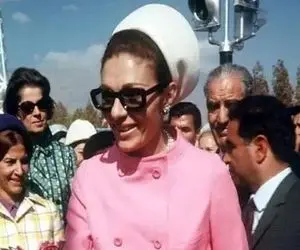 سفر به ایام قدیم سال 1337؛ فرح دیبا سوار بر موتور و مضحکه عام خاص بخاطر استایلش