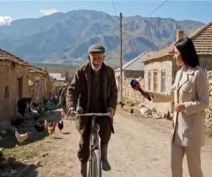 سکانس خندان؛ گزارشگر داره از دوچرخه سواری اسماعییل ۹۰ ساله میگه که یهو به گل میشینه