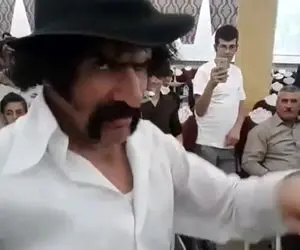 آواز شاد؛ رقص باباکرم مرد سبیلو که از چشماش آتیش میباره ولی نرمی بدنش مثل ماره