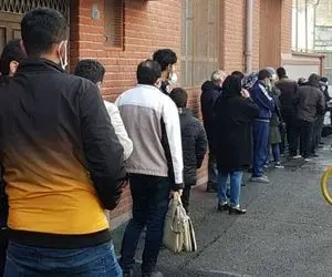 (عکس) صف دیدار با احمدی‌نژاد مقابل خانه‌اش در نارمک