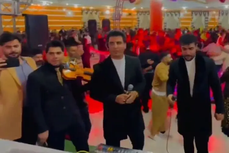 آهنگ محلی؛ فرشید حکمتی و اسماعیل پیرامون تو عروسی چه آواز خوندن