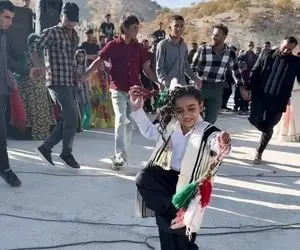 آواز محلی؛ پایکوبی کرمانشاهی یذره دختر بچه که میوندار بزرگتراس از همشون بهتر رفت