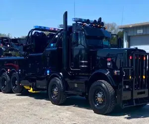 ماشین لوکس؛ بزرگترین کامیون جهان با چرخ هیولایی آجدار از چرم گاو نرساخته شد