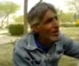 آواز جگرسوز؛ مرد معتاد در خیابان آهنگ نالانم گریانم خوند پشیمونی چشماش آتیشت میزنه