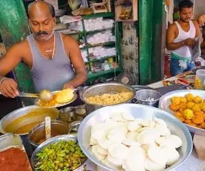 غذای خیابانی؛ این آقا با زیرپوش رکابی خیلی کثیف گوشه خیابون غذا میپزه ملت هم صف بستن