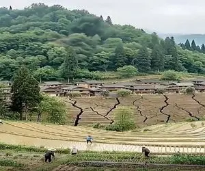 معماری طبیعت؛ آب پشت کوه غرش کرد روستای اینور کوه رو خورد