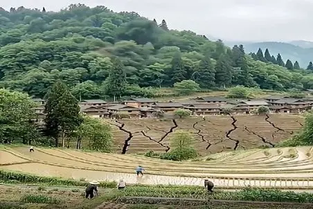 معماری طبیعت؛ آب پشت کوه غرش کرد روستای اینور کوه رو خورد