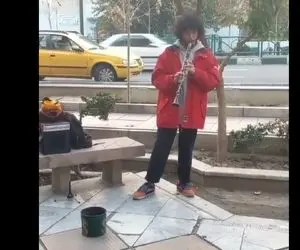 آواز خیابانی؛ ببینید این جوون مو فرفری چطور با ساکسیفون مردم و به وجد آورد!