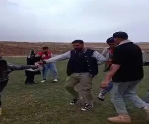 آواز شاد؛ سلطان رقص نامنظم در طبیعت فقط این پسر؛ جو گیر دست دوستشو از جا درآورد