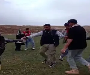 آواز شاد؛ سلطان رقص نامنظم در طبیعت فقط این پسر؛ جو گیر دست دوستشو از جا درآورد