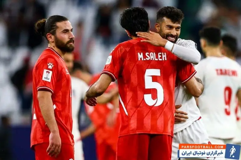 رامین ؛ خوش و بش رامین رضائیان با بازیکنان فلسطین در پایان بازی 