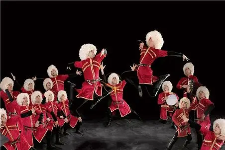 رقص باشکوه؛ حرکات آذری گروه کوراوغلو ها صحنه رو ترکونده /آمادگش جسمانیش حرف نداره