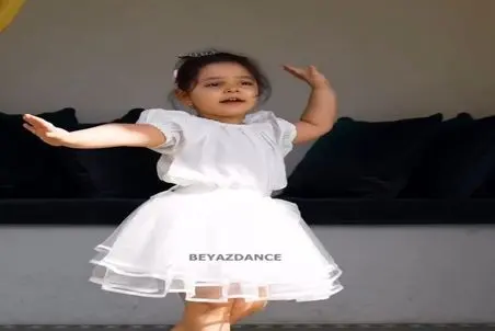 آواز بلرزون؛ ای خدا دختربچه شیرین بلا انقد خرامان و نرم میرقصه دلتو میبره