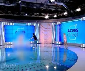 (ویدیو) حمله زن برهنه به خانم مجری روی آنتن زنده!