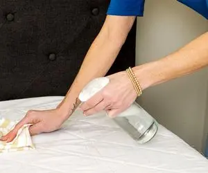 ترفندهای خانه داری؛ یه محلول جادویی برای پاک کردن لکه ملحفه ها