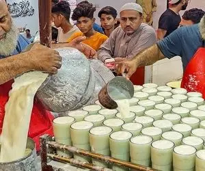 دسر محلی؛ پیرمرد تنومند و کچل با شیر تازه معجون بهشتی درست میکنه و میده به مشتری هاش