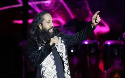 آواز احساسی/دریا اولین عشق منو بردی رو روزبه جوری میخونه که کل کنسرت رو به وجد میاره