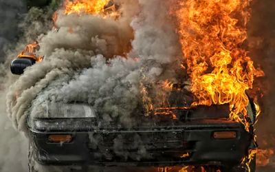 (ویدئو) آتش گرفتن هولناک یک خودرو شاسی بلند به خاطر عبور از علفزار