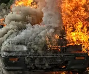 (ویدئو) آتش گرفتن هولناک یک خودرو شاسی بلند به خاطر عبور از علفزار