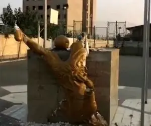 (عکس) تخریب مجسمه علی کریمی در کرج