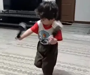 آواز محلی؛ دو مثقال بچه با جوراباش دو دستماله مثل فنر لری میرقصه