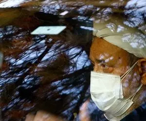 (عکس) شیخ حسین انصاریان با چشمان گریان بر پیکر علی نماز خواند