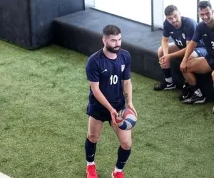 وقتی یاسین سلمانی استقلال را با دست پس میزنه با پا پیش میکشه!