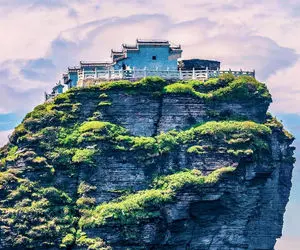 ساخت چین؛ معماری حیرت زای چینی ها با ساخت خونه میون ابرها در کوه های سر به فلک کشیده