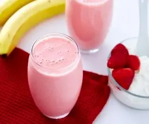 طرز تهیه اسموتی خوشمزه ماست و توت فرنگی 