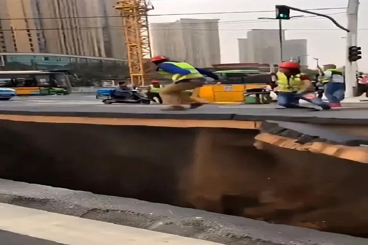 معماری طبیعت؛ آسفالت جاده جوری ترک خورد که ماشینا ریختن داخل کره زمین