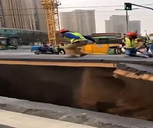 معماری طبیعت؛ آسفالت جاده جوری ترک خورد که ماشینا ریختن داخل کره زمین