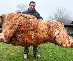 غذای غول پیکر؛ آقاهه و رفقا گاو یک تنی رو پوست کندن بعدم وسط حیاط درسته بریونش کردن