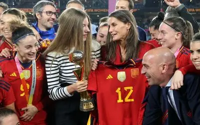 بوسه جنجالی رئیس فدراسیون فوتبال اسپانیا کنار دختر پادشاه!