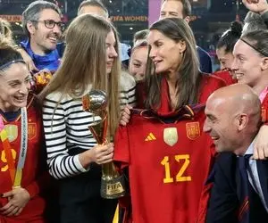 بوسه جنجالی رئیس فدراسیون فوتبال اسپانیا کنار دختر پادشاه!