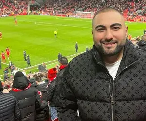(عکس) چهره مشهور ایرانی تماشاگر بازی لیورپول - منچستریونایتد