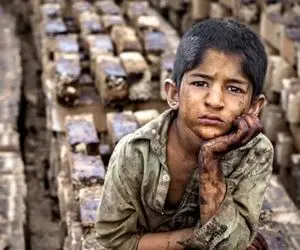 آواز خیابانی؛ کودک کار چه جیگرسوز آهنگ بیا بریم کوه رو میخونه دلت خون میشه از بغضش