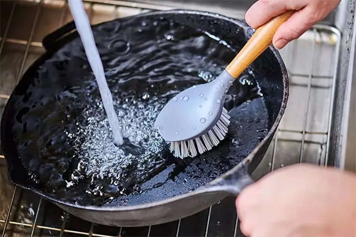 تمیز کردن ظروف چدنی
