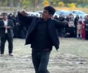 آواز شاد؛ داداش دوماد مجلس گرم کنه روزگاره با پایکوبیش کل روستا دورش دایره زدن