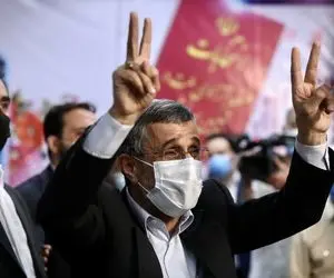 (تصاویر) ژست‌های احمدی نژاد هنگام ثبت نام در انتخابات