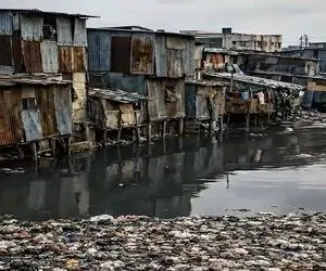 معماری خلاقانه؛ کنار آب باریکه، آشغال خونه اس دیدنی عقت میگیره ولی بعدش چی ساختن