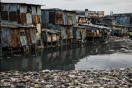 معماری خلاقانه؛ کنار آب باریکه، آشغال خونه اس دیدنی عقت میگیره ولی بعدش چی ساختن