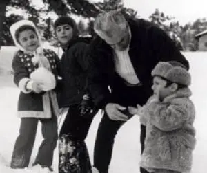 سفر به ایام قدیم سال 1332؛ نقش بر زمین شدن محمدرضا پهلوی تو برف همراه زن و بچه