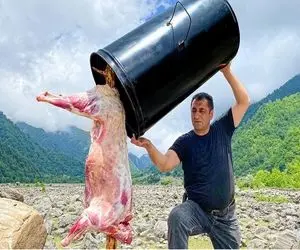 غذاهای محلی؛ بره رو از باسن با ذرت و پیاز پر میکنه میزاره تو بشکه مغز پخت بشه