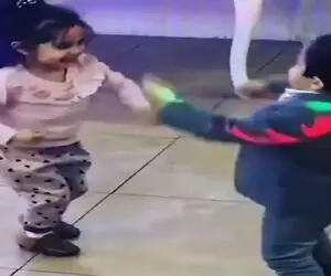 آواز شاد؛ رقص مدل پیرمردی این دوتا فنچ که گوشه تالار دور از هیاهو تو عالم خودشونن
