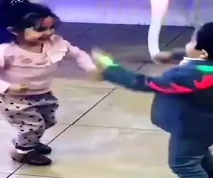 آواز شاد؛ رقص مدل پیرمردی این دوتا فنچ که گوشه تالار دور از هیاهو تو عالم خودشونن