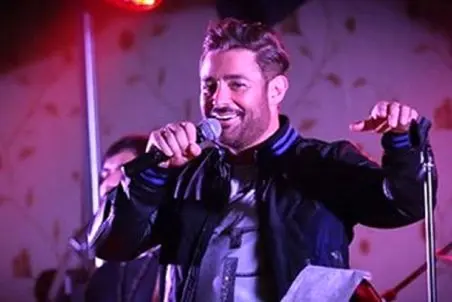 آواز معروفا؛ قیافه پریناز ایزدیاز کنار آیسان تو کنسرت رضا گلزار